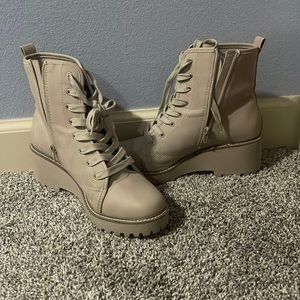 Beige heel boots